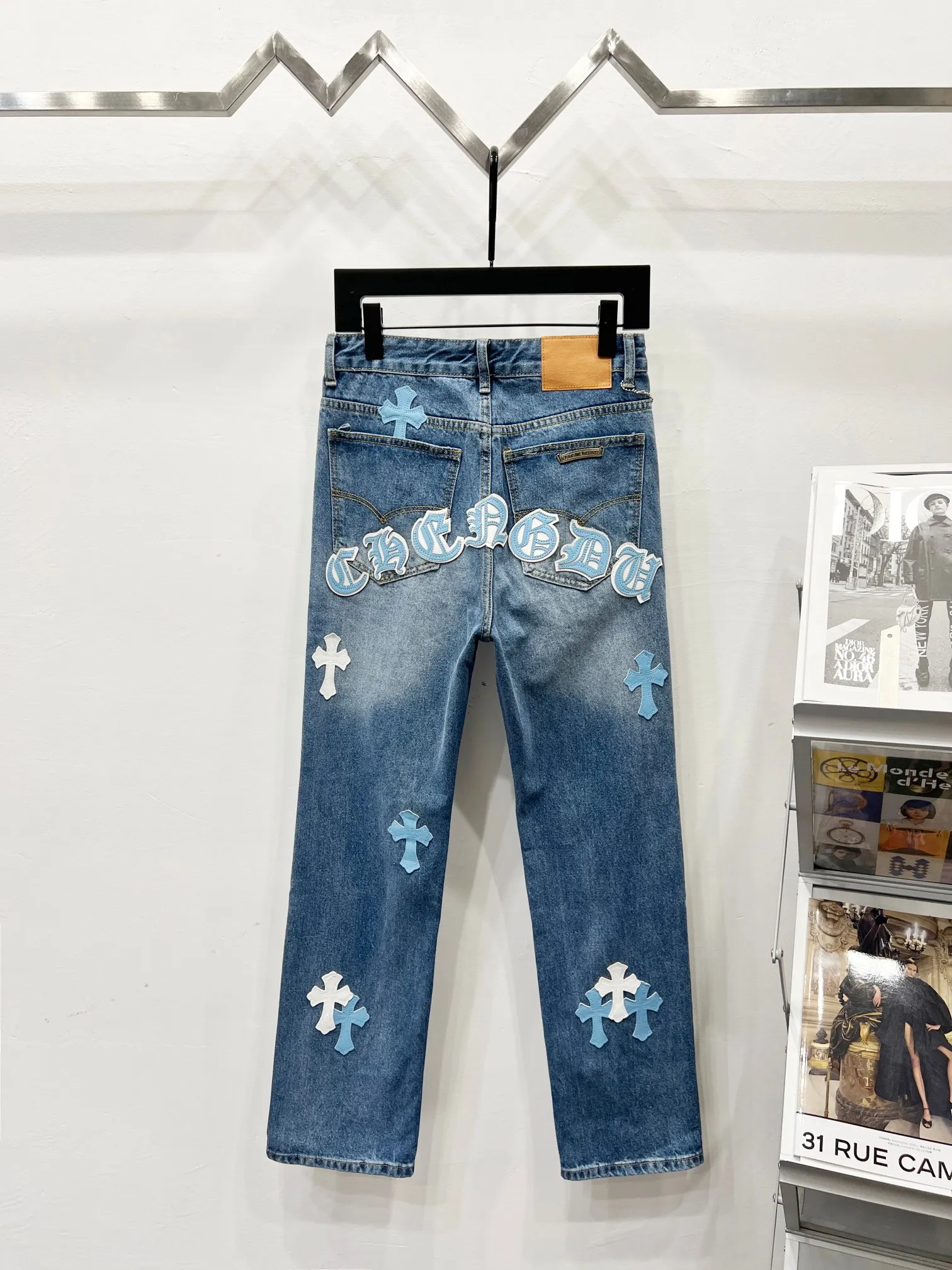 P260 Style number: (K740) Style number: (K550) Chrome Hearts & Chrome Hearts CH city limited series Sanskrit cross patch leather jeans need to be washed and then disassembled and hand-stitched with sheepskin cross leather and then spliced ​​together to complete. The whole process is too complicated to describe. The texture can be seen in the hand, and it looks good. The styles with different washed textures are very friendly to people with thin legs and thick legs. The straight version is very flattering to the leg shape. The moderate length is timeless and can be matched easily and casually. It is the basic styling foundation for various styles and is a must-have in the wardrobe! The fabric is stiff but also makes the upper body soft without losing texture. The washing process is even more perfect. It is a must-have item for everyone! ! ! Washed wheat, hang tag, pants label, three labels are complete, the upper body effect is particularly stiff and stylish, super stylish, same style for men and women - Color: Size: 28 30 32 34